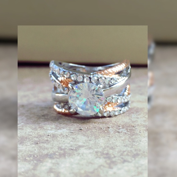 Gorgeous White Topaz Infinity Ring - Picture 3 of 8